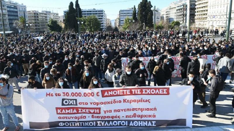 Η κυβέρνηση γελοιοποιήθηκε μαζί με την γελοία απαγόρευση συγκεντρώσεων