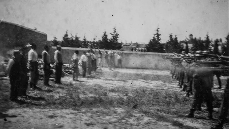 Συγκλονίζει η νέα φωτογραφία από την εκτέλεση των 200 κομμουνιστών