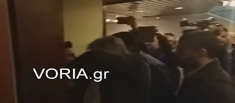 Η στιγμή που ο ασφαλίτης γίνεται τσακωτός από το ΠΑΜΕ