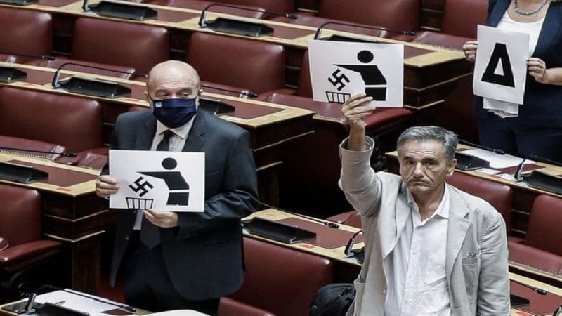 Ηχηρή παρέμβαση Σύριζα με πλακάτ «ΔΕΝ ΑΙΕΘΝΑI ΩΟΙ»