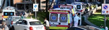 Ιταλία: Ασθενείς λαμβάνουν οξυγόνο στα αυτοκίνητά τους έξω από νοσοκομεία