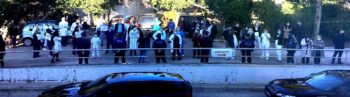 ΚΑΤ: Με συγκέντρωση «υποδέχτηκαν» τον πρωθυπουργό οι υγειονομικοί