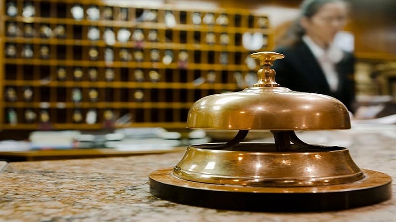 16 χρονών πας Α’ Λυκείου, όχι δούλος σε ξενοδοχείο