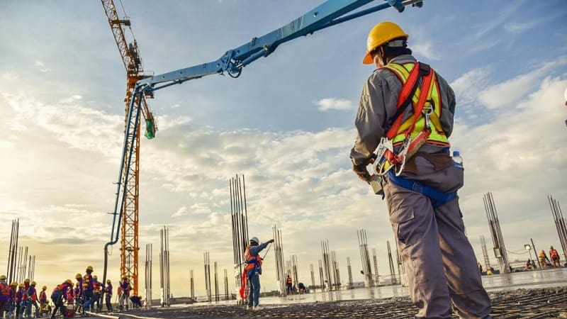 Κάνουν τα «στραβά μάτια» στους μεγαλοεργολάβους ενώ ρίχνουν πρόστιμα στους οικοδόμους