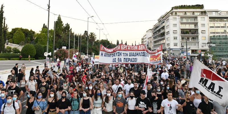 Το ΠΑΜΕ «μας την έπεσε» και άλλες ιστορίες για τηλεκανίβαλους