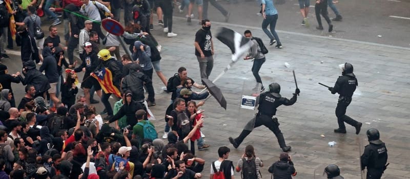 Καταλονία: Συγκρούσεις αυτονομιστών με αστυνομία και ακροδεξιούς