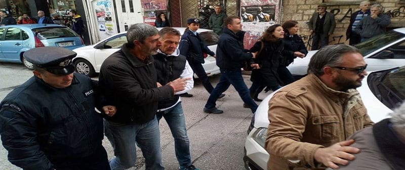 Κυβέρνηση «ειδικών αποστολών» με ξύλο και συλλήψεις