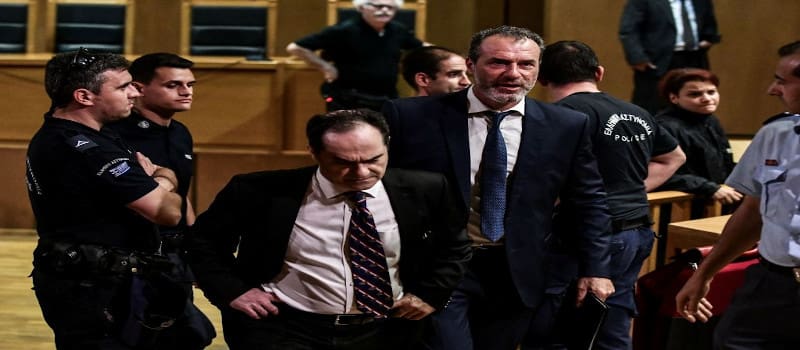 Κόντεψαν να πιαστούν στα χέρια οι συνήγοροι των νεοναζί