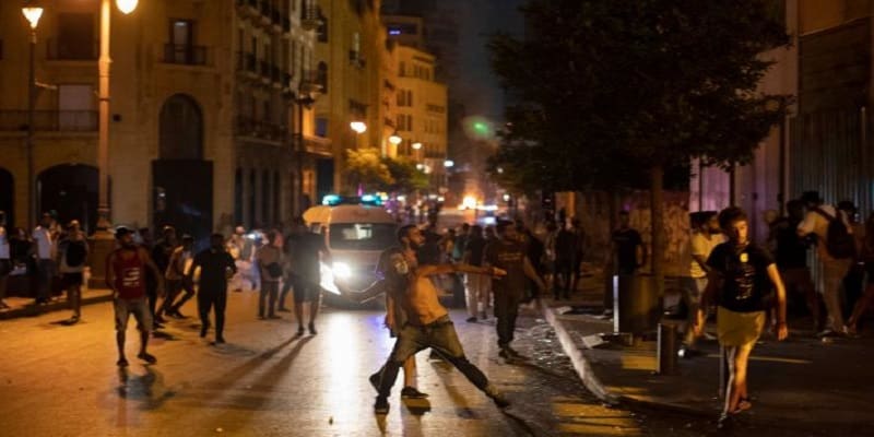 Λαϊκή αγανάκτηση μετά το αρχικό σοκ από τη γιγάντια έκρηξη