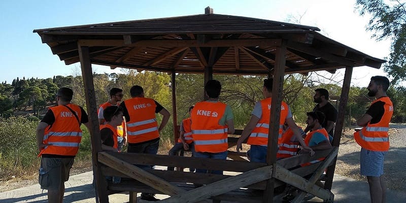 Μέλη της ΚΝΕ βοηθούν στην πυροπροστασία του Πάρκου Τρίτση