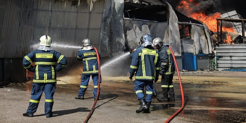 Ασπρόπυργος: Μαίνεται η πυρκαγιά σε εργοστάσιο - Αποκαλυπτική η έκθεση της Πυροσβεστικής