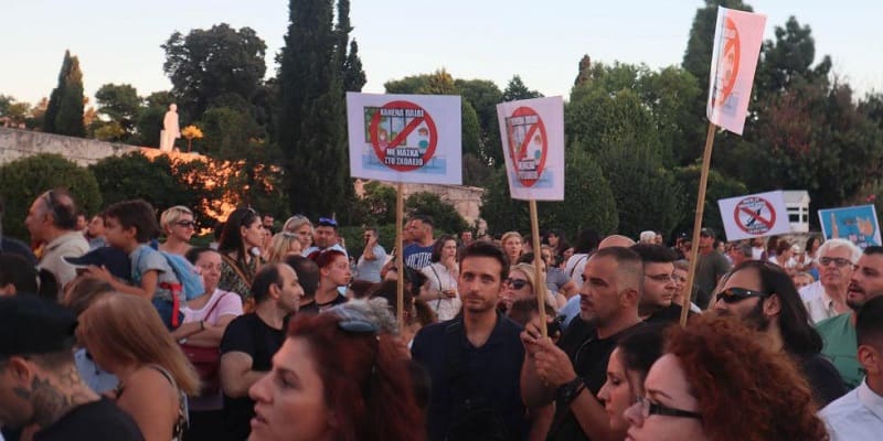 Μαζέψτε τον Άδωνι που τσουβαλιάζει το «Όχι στη μάσκα» με το «Όχι στο ΝΑΤΟ και την ΕΕ»