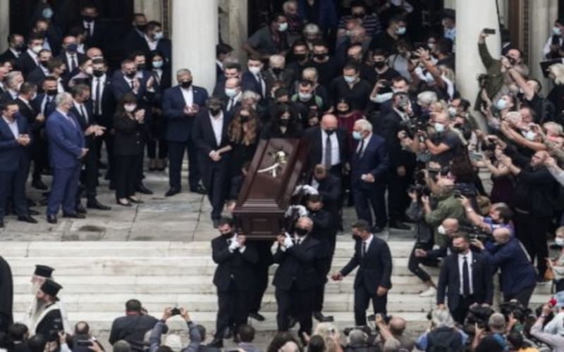 Μητρόπολη Πειραιά: «Ανούσιες» οι εκδηλώσεις για τον Μίκη