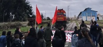 Μπλόκο σε Νατοϊκή αμαξοστοιχία από μέλη του ΚΚΕ και της ΚΝΕ
