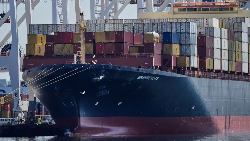 Νέο χτύπημα πλοίου ελληνικών συμφερόντων στα Στενά