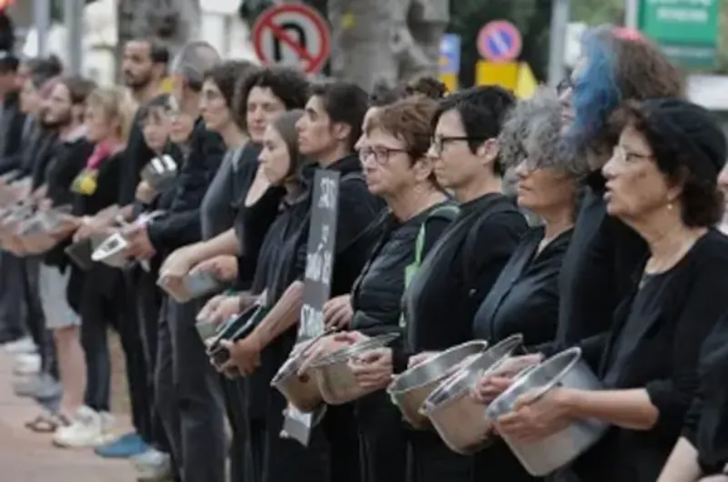Νεολαίοι καίνε τα χαρτιά της επιστράτευσης στον IDF