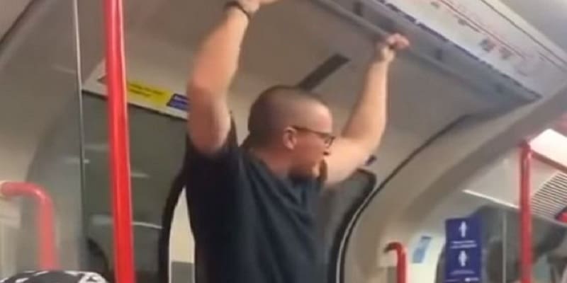 Νοκ άουτ ο ρατσιστής που τους αποκάλεσε «κατοικίδια»