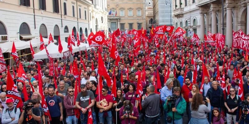 Ξεχείλισε το κέντρο της Ρώμης από κόκκινες σημαίες