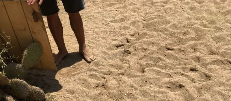 Ξυπόλητοι σερβιτόροι για να μη χαλάσουν το concept της Μυκόνου