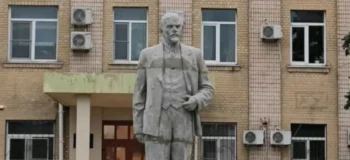 Ο Λένιν και οι κόκκινες σημαίες στην Ουκρανία