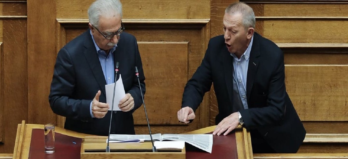 Ο Παφίλης ανέβηκε στο βήμα του Γαβρόγλου με Ριζοσπάστη