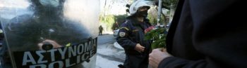Ο άνθρωπος με το γαρίφαλο και οι υπάνθρωποι με το μπουκέτο