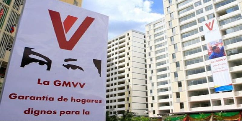 Ο ένας δίνει σπίτια δωρεάν κι ο άλλος φωτογραφίζεται με εμπόρους κοκαΐνης