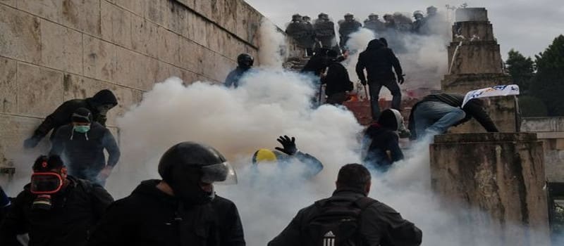 Ο χρυσαυγίτης Γ. Λαγός ανάμεσα στους κουκουλοφόρους