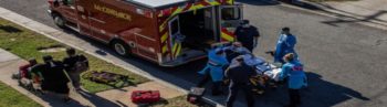 Οδηγία στα ασθενοφόρα να μην μεταφέρουν ασθενείς με μικρές πιθανότητες επιβίωσης στα νοσοκομεία του Λος Άντζελες