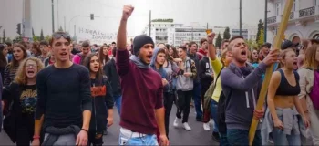 Οι μαθητές δείχνουν τον δρόμο στους καναπεδάκηδες