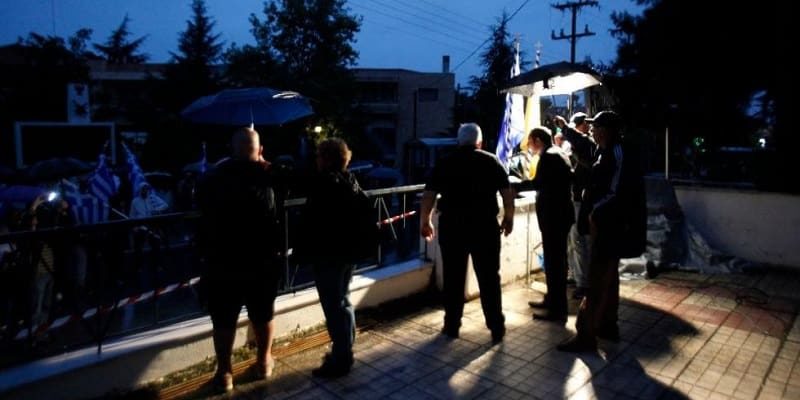Πίσω από το «σηκώνουμε τα μανίκια» κρύβεται το (σας) «κατεβάζουμε τα βρακιά»