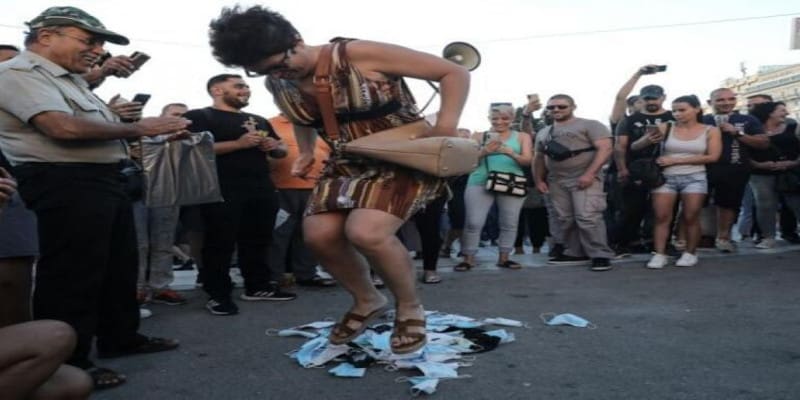 Παιδίατρος σε αρνητές της μάσκας: Βγάλτε τις μάσκες κι ελάτε στα νοσοκομεία