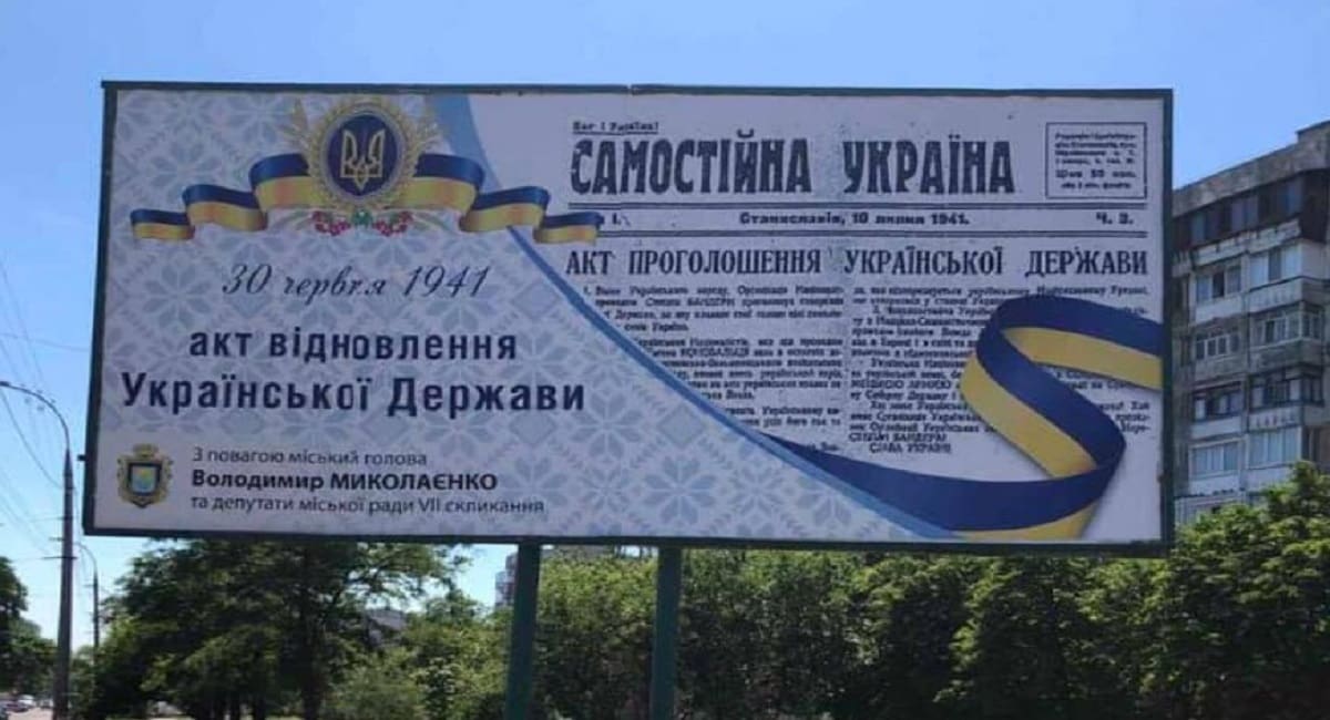 Πινακίδες με ύμνους στην «απελευθέρωση» της Ουκρανίας από τους ναζί έστησε ο δήμαρχος Χερσώνας