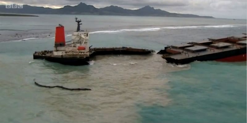 Πλοίο κόπηκε στα δύο - Τόνοι πετρελαίου χύθηκαν στη θάλασσα