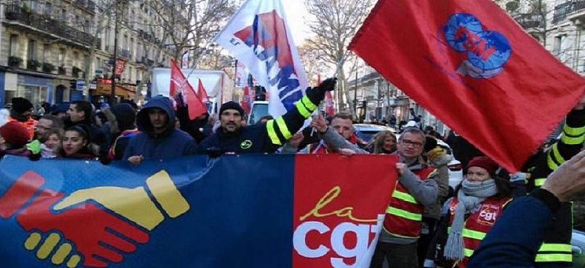 Σημαίες του ΠΑΜΕ στον ουρανό της Γαλλίας