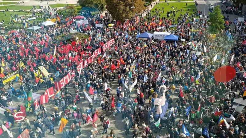 «Σοσιαλισμός αντί για πόλεμο»: Οι Γερμανοί στους δρόμους