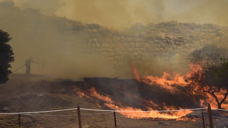 Στις φλόγες οι Μυκήνες – Μαύρισαν τα μνημεία από τη φωτιά