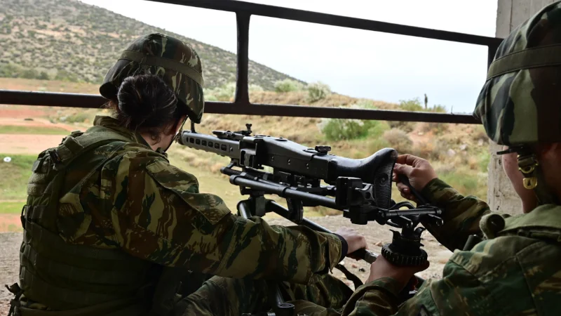 Στράτευση γυναικών: Καμία σχέση με ισοτιμία και χειραφέτηση
