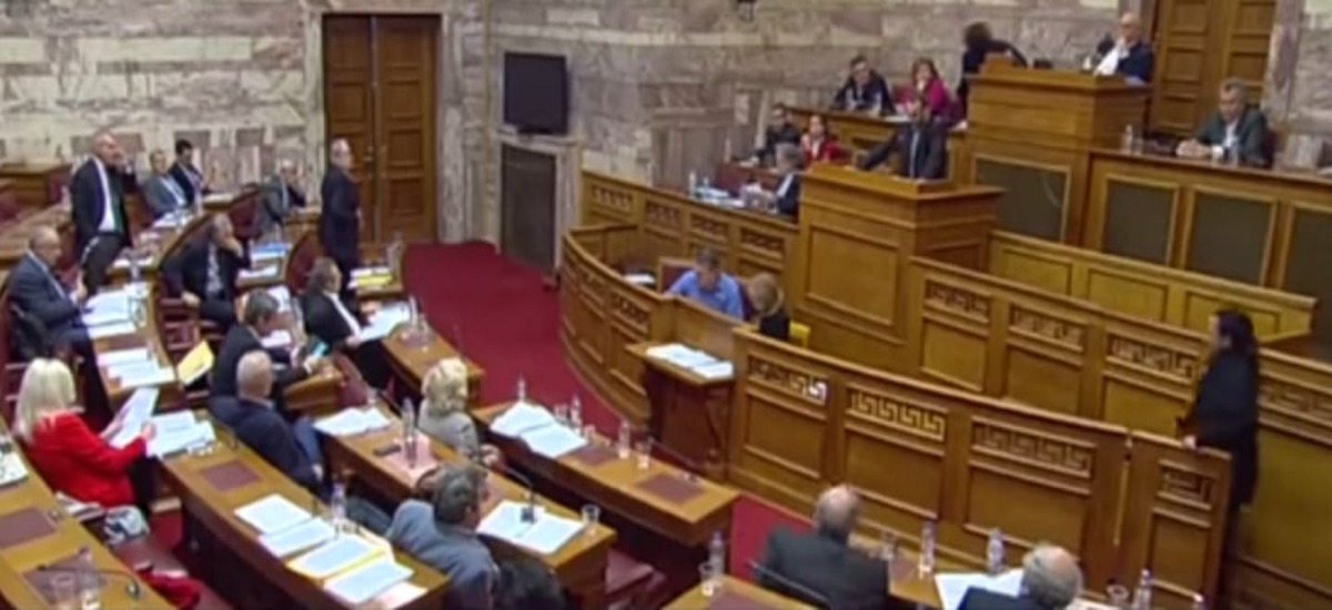 Τέτοιο ξεβράκωμα σε ΣΥΡΙΖΑ και ΝΔ δεν ξανάγινε