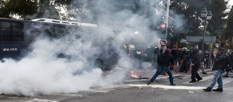 Τα ΜΑΤ του ΣΥΡΙΖΑ χτύπησαν άγρια εκπαιδευτικούς