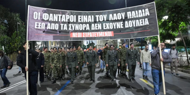 Τιμώρησαν τον στρατιώτη που χαιρέτισε στη συγκέντρωση στο Σύνταγμα