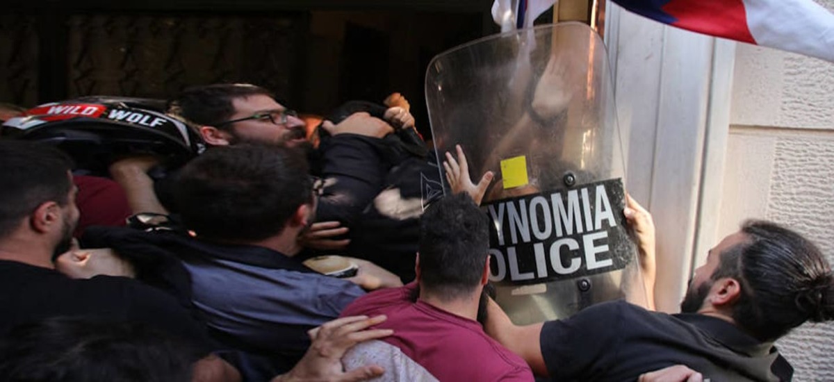 Το ΠΑΜΕ πήρε σβάρνα τράπεζα και ΜΑΤ: Μπλόκο σε αρπαγή κατοικίας καρκινοπαθούς