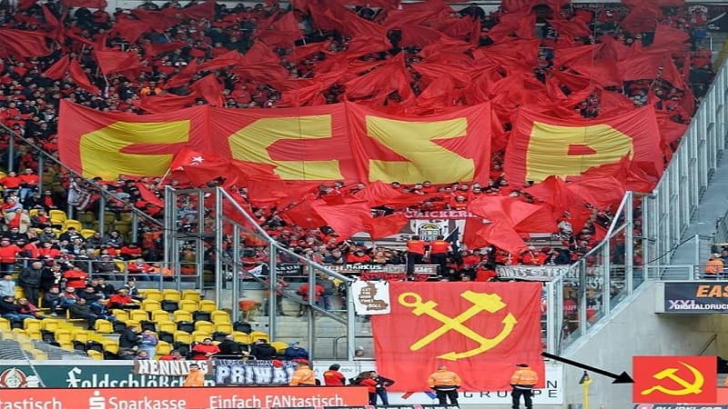 Σφυροδρέπανο με κόκκινες σημαίες από οπαδούς της Sankt Pauli