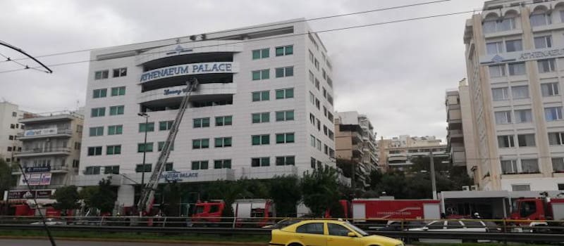 Τρία άτομα νοσηλεύονται από τη φωτιά στο Athenaeum Grand Hotel