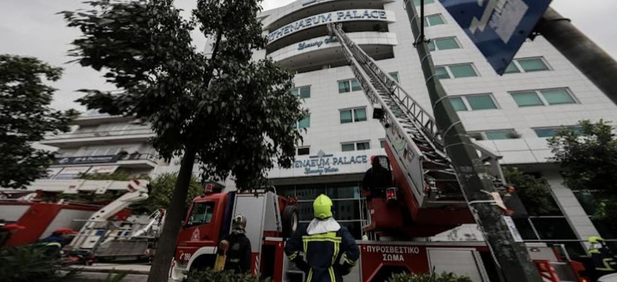 Τρία άτομα νοσηλεύονται από τη φωτιά στο Athenaeum Grand Hotel