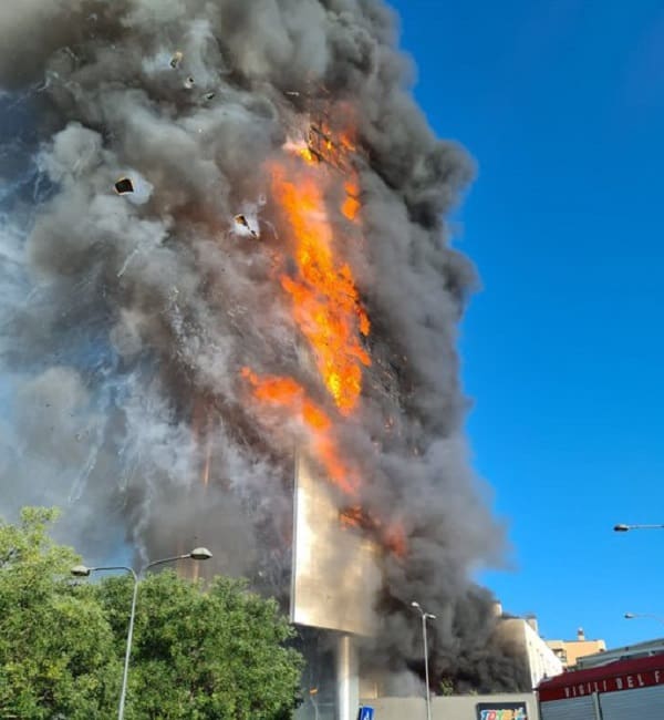 Τυλίχτηκε στις φλόγες ουρανοξύστης στο Μιλάνο