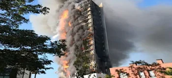 Τυλίχτηκε στις φλόγες ουρανοξύστης στο Μιλάνο