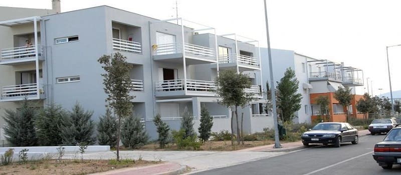 Υπ. Εργασίας και ΟΑΕΔ πετούν στο δρόμο χαμηλοσυνταξιούχο
