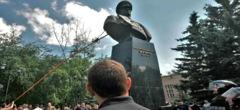 Φασίστες γκρέμισαν την προτομή του Ζούκοφ