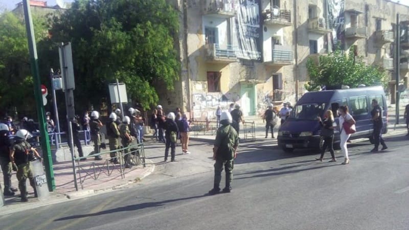 Φασίστες πέταξαν καφέ και κρύφτηκαν πίσω από κλούβες